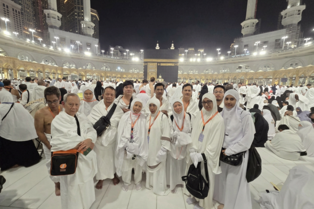 Jamaah Umroh Nasya di Pelataran Masjidil Haram
