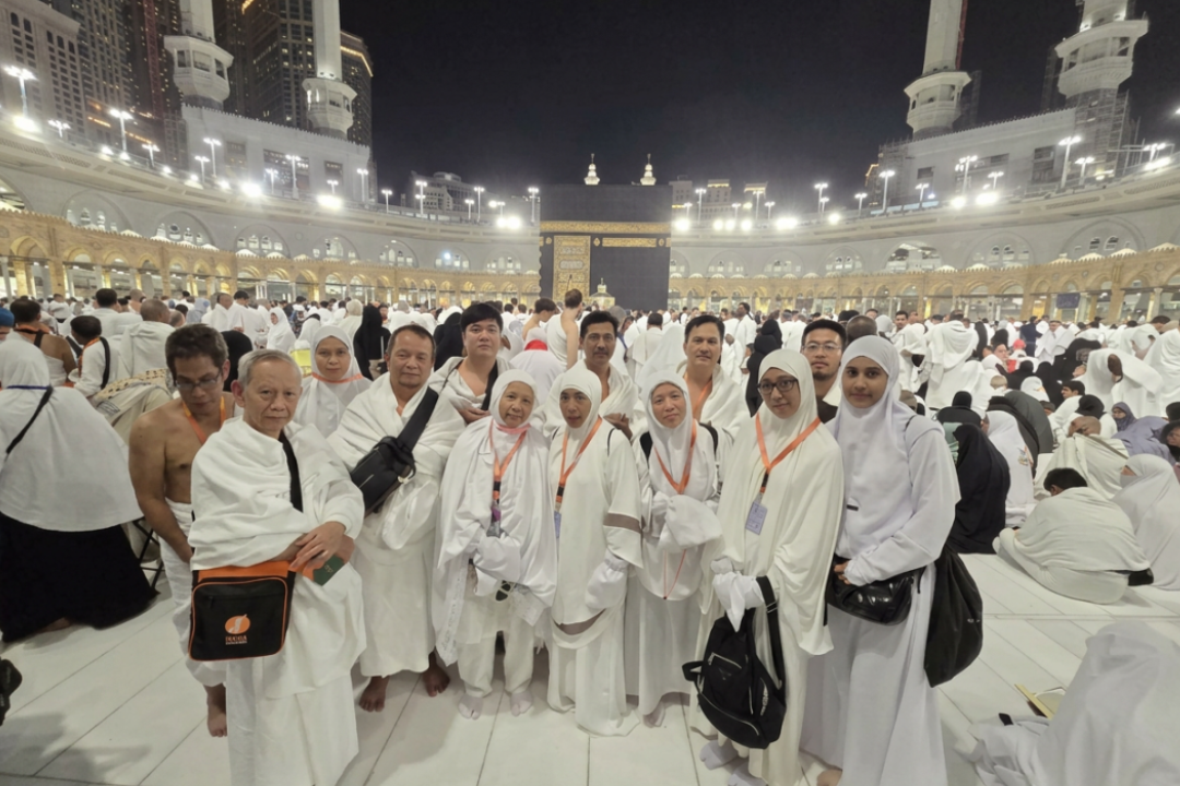 Jamaah Umroh Nasya di Pelataran Masjidil Haram